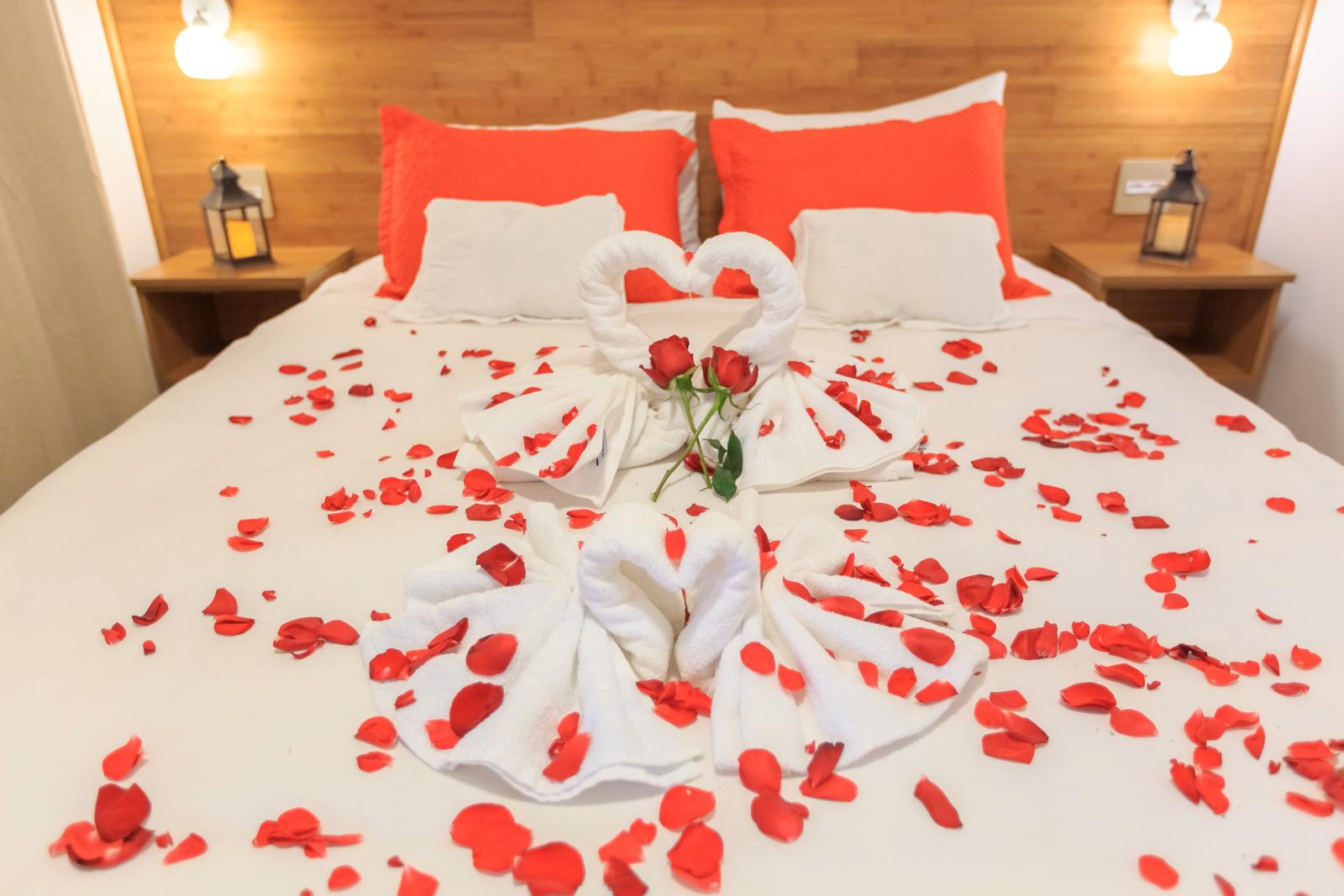 Festlich dekoriertes Bett in einer tropischen Villa