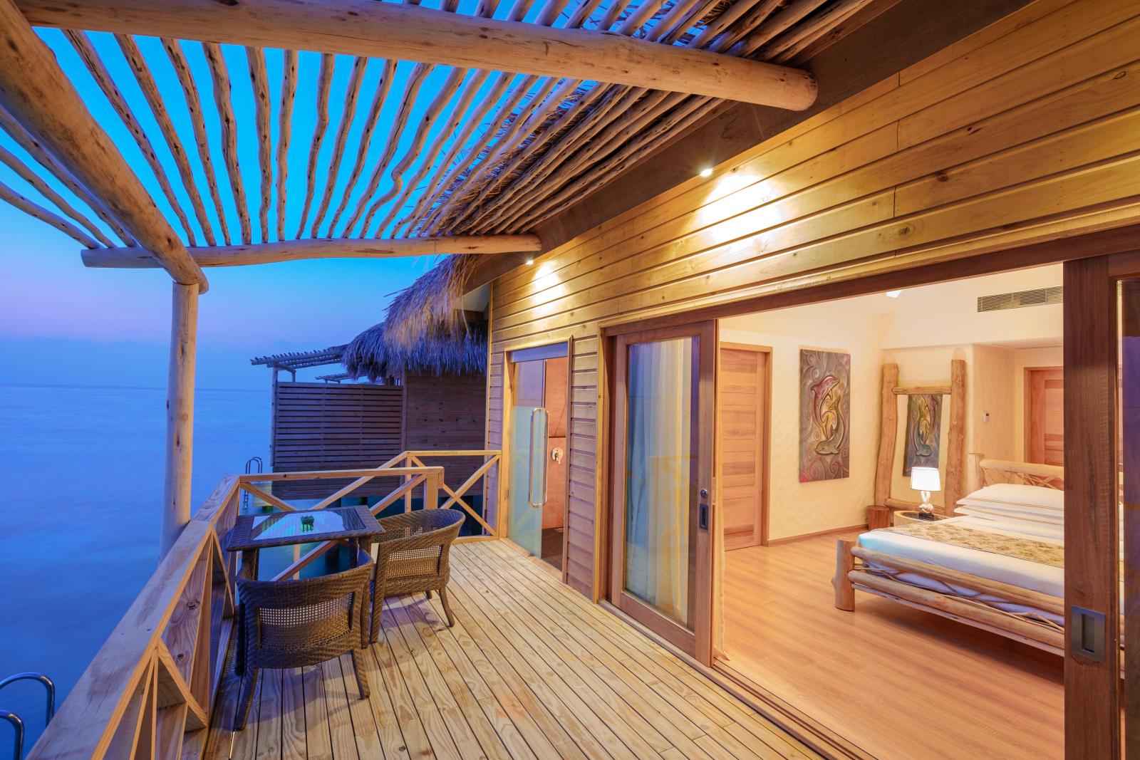 Großzügiger Wasserbungalow mit Holzterrasse und Blick auf das Meer