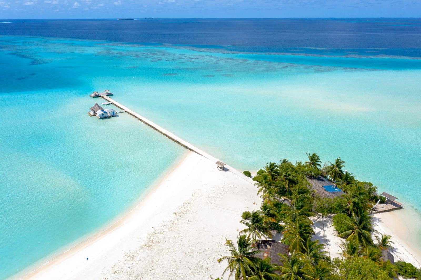  Weißer Sandstrand, türkisfarbene Lagune und Palmen auf einer Malediveninsel]