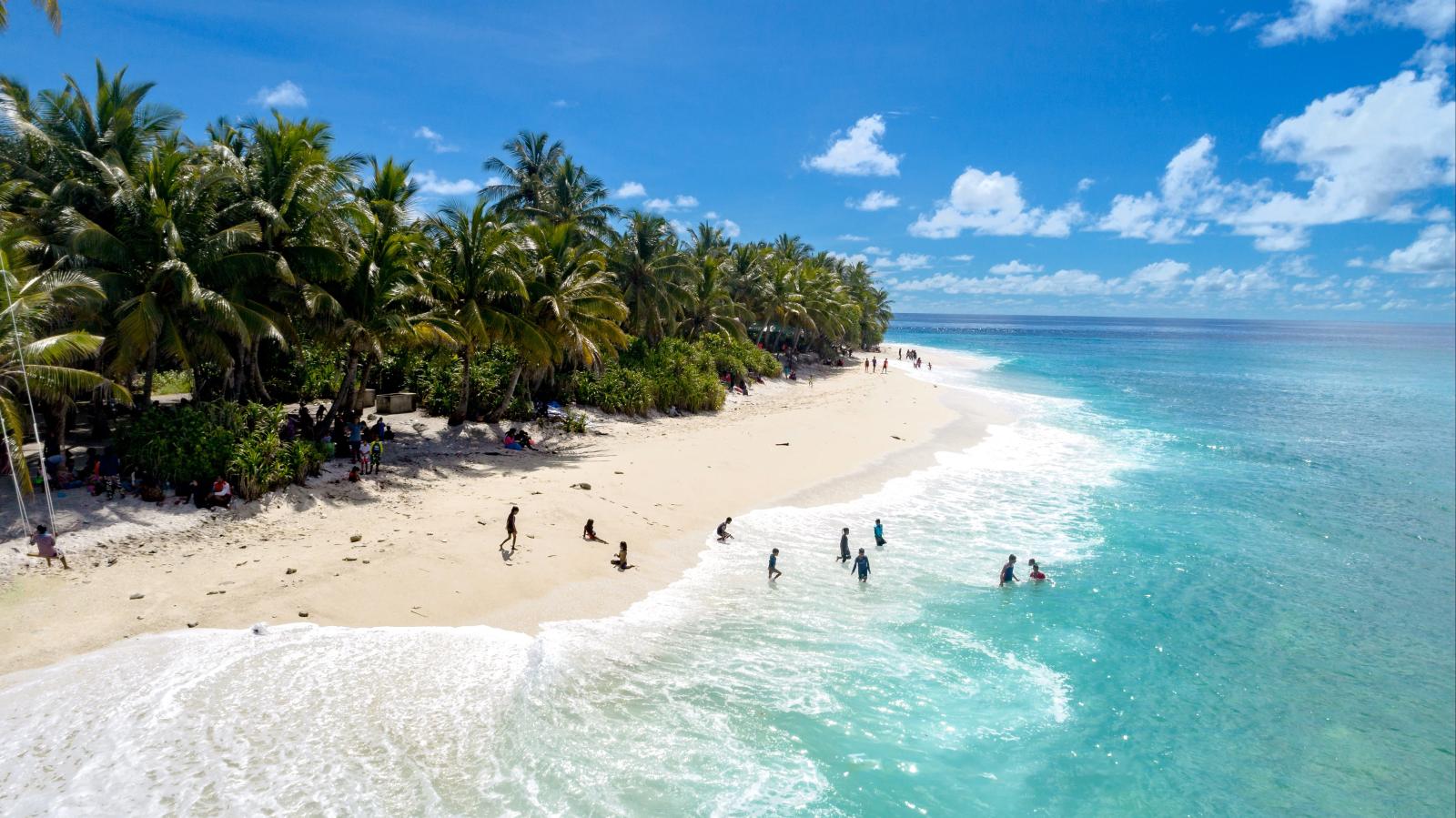 Reisende genießen einen entspannten Strandtag an einer tropischen Malediven-Lagune