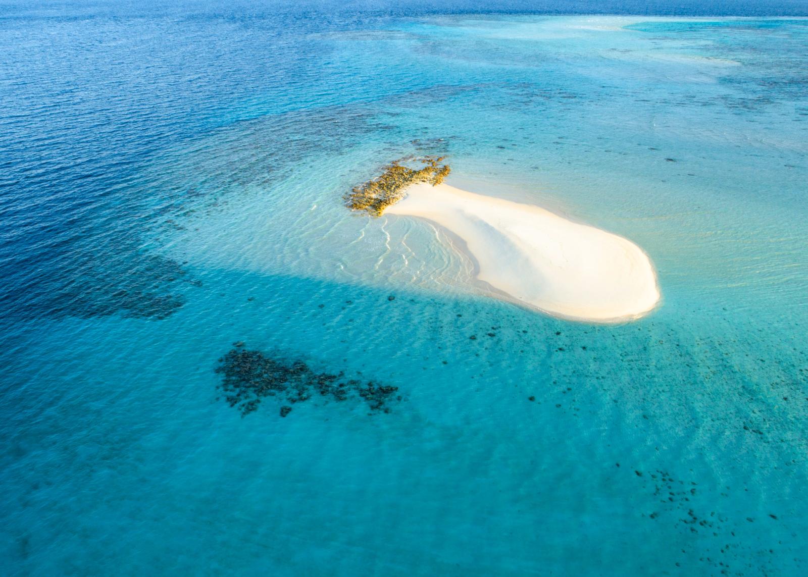 Weiße Sandbank inmitten einer türkisfarbenen Lagune