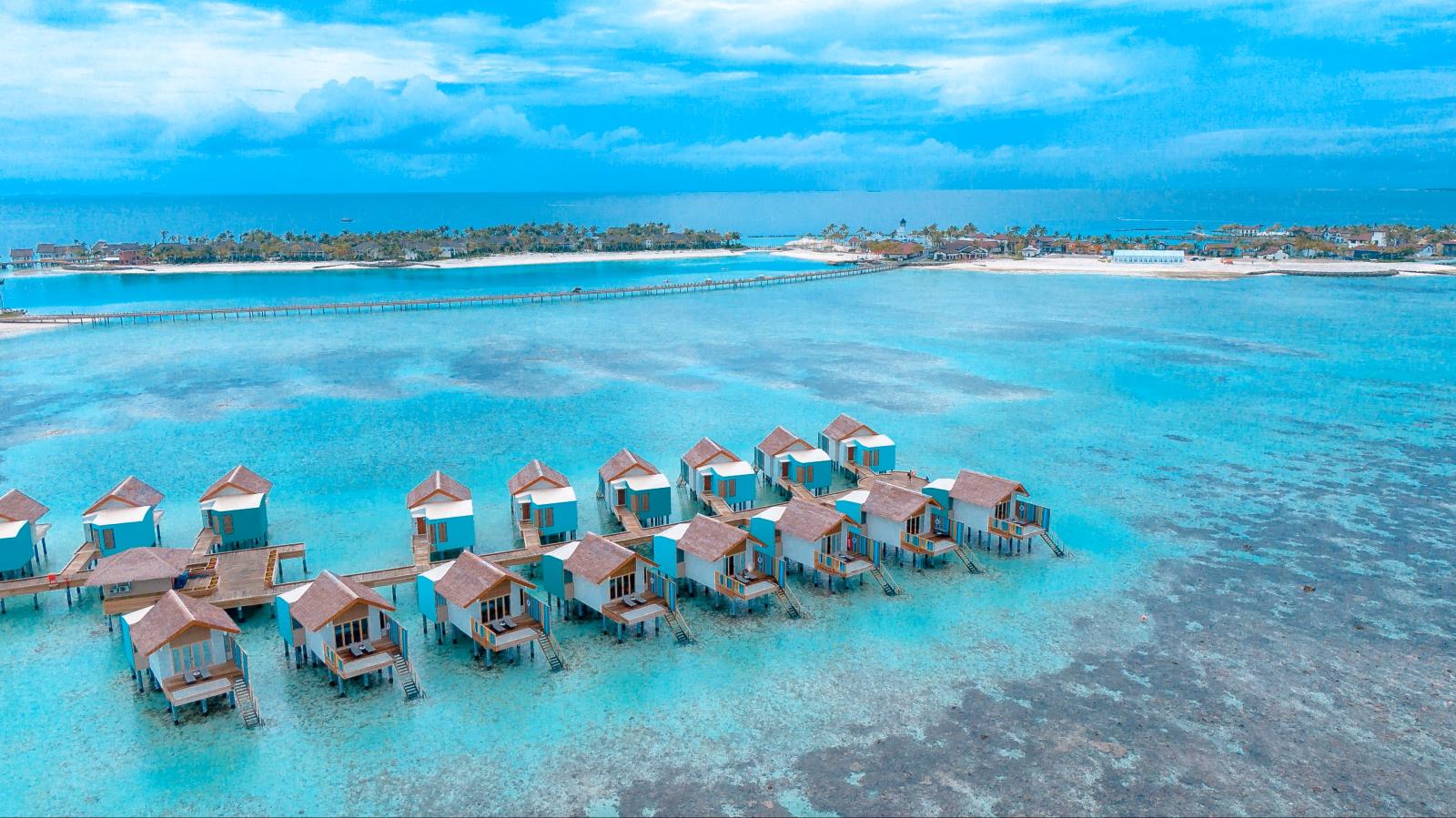Wasserbungalows eines Resorts über einer klaren Lagune