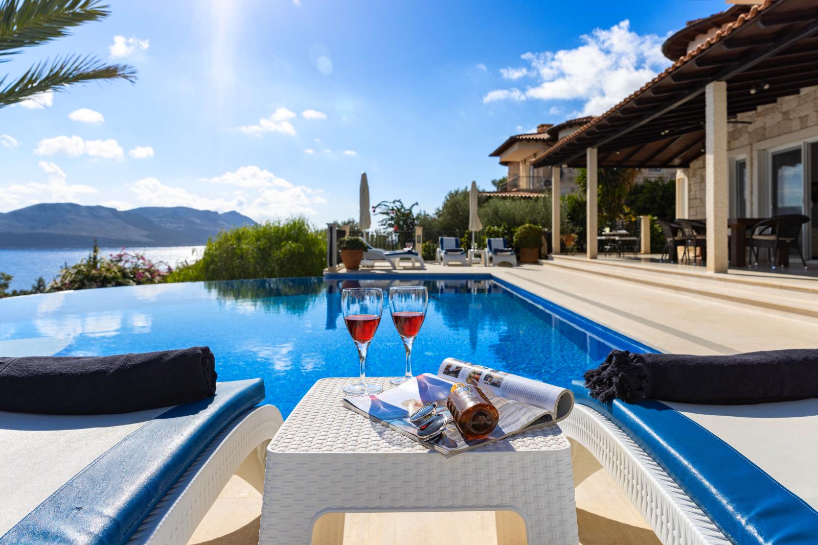 Elegante Poolvilla mit Meerblick, Sonnenliegen und tropischer Gartenanlage