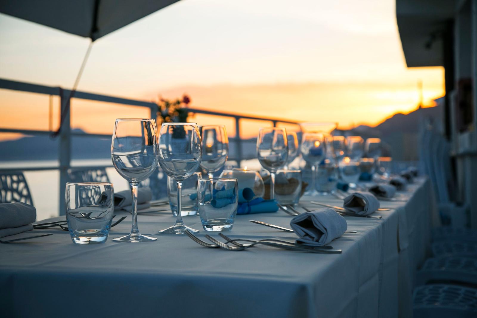 Stilvoll gedeckter Tisch am Strand bei Sonnenuntergang in einem Luxusresort