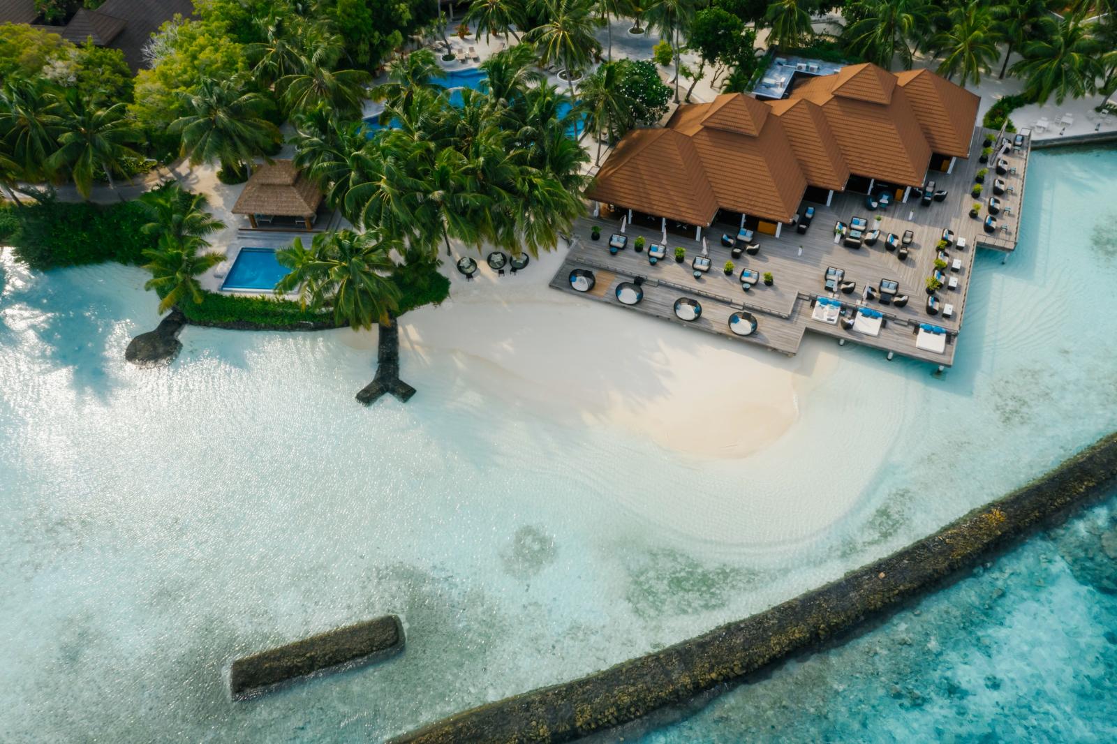 Tropisches All-inclusive-Resort mit Palmen, Strand und türkisfarbener Lagune
