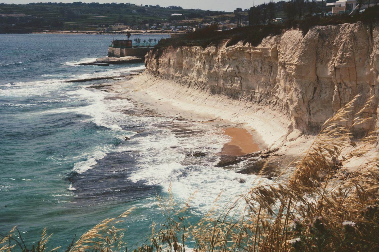 Küstenlandschaft im Süden Maltas mit felsigem Ufer und Mittelmeer