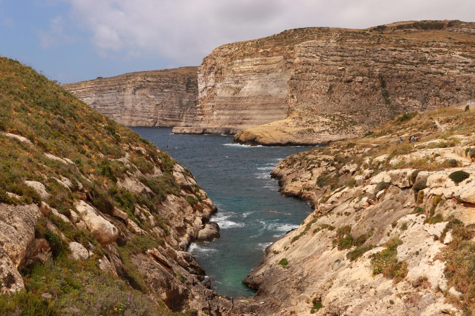 Ramla Bay mit rotem Sand, klarem Wasser und grünen Hängen