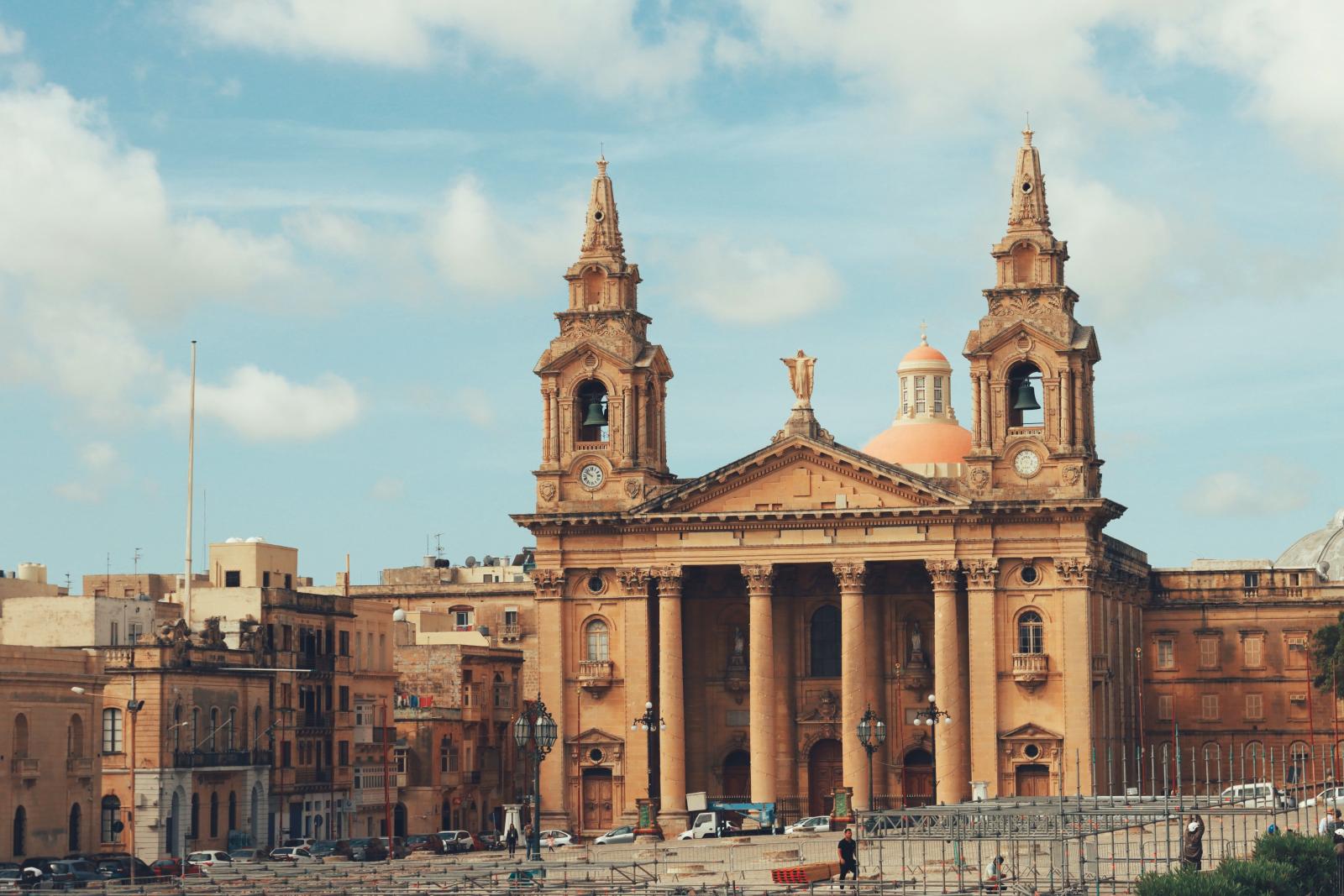 Eindrucksvolle Kirchenfassade mit Kuppel und historischem Dorfplatz auf Malta