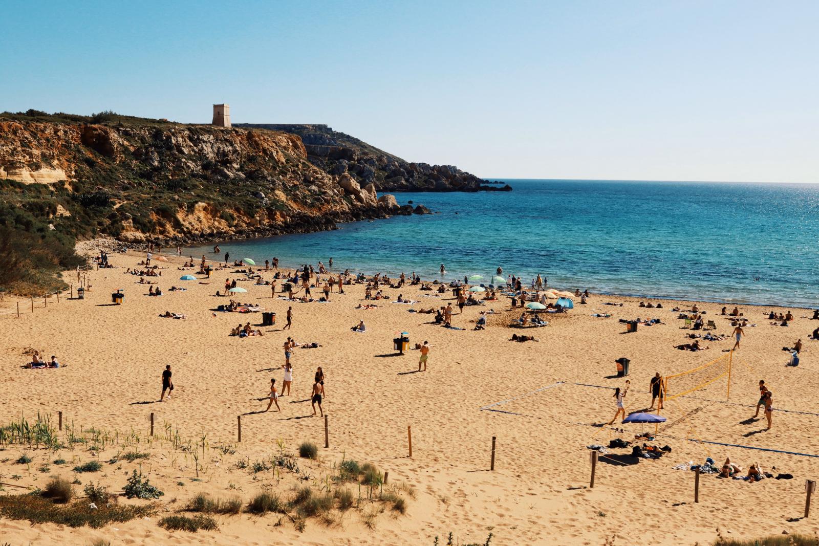 Küstenpanorama auf Malta mit Badebucht und tiefblauem Mittelmeer