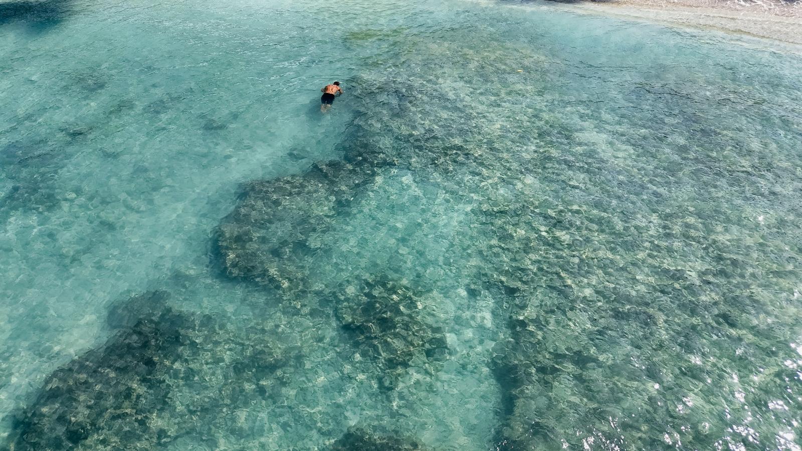 Schnorcheln im klaren Wasser der Blue Lagoon mit Felsen unter der Wasseroberfläche