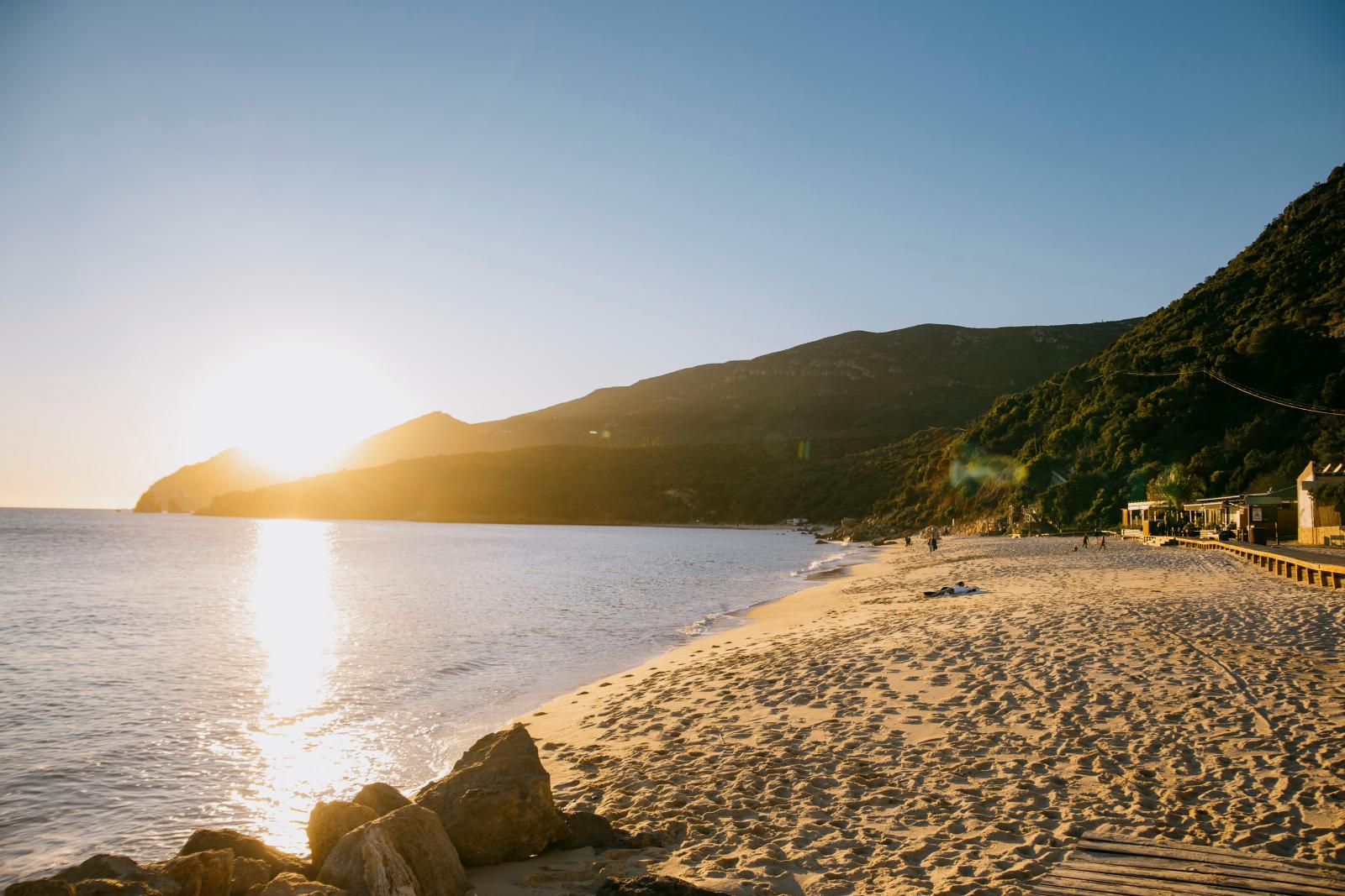 Golden Bay mit Sandstrand, Küstenhügeln und spätem Sonnenlicht]