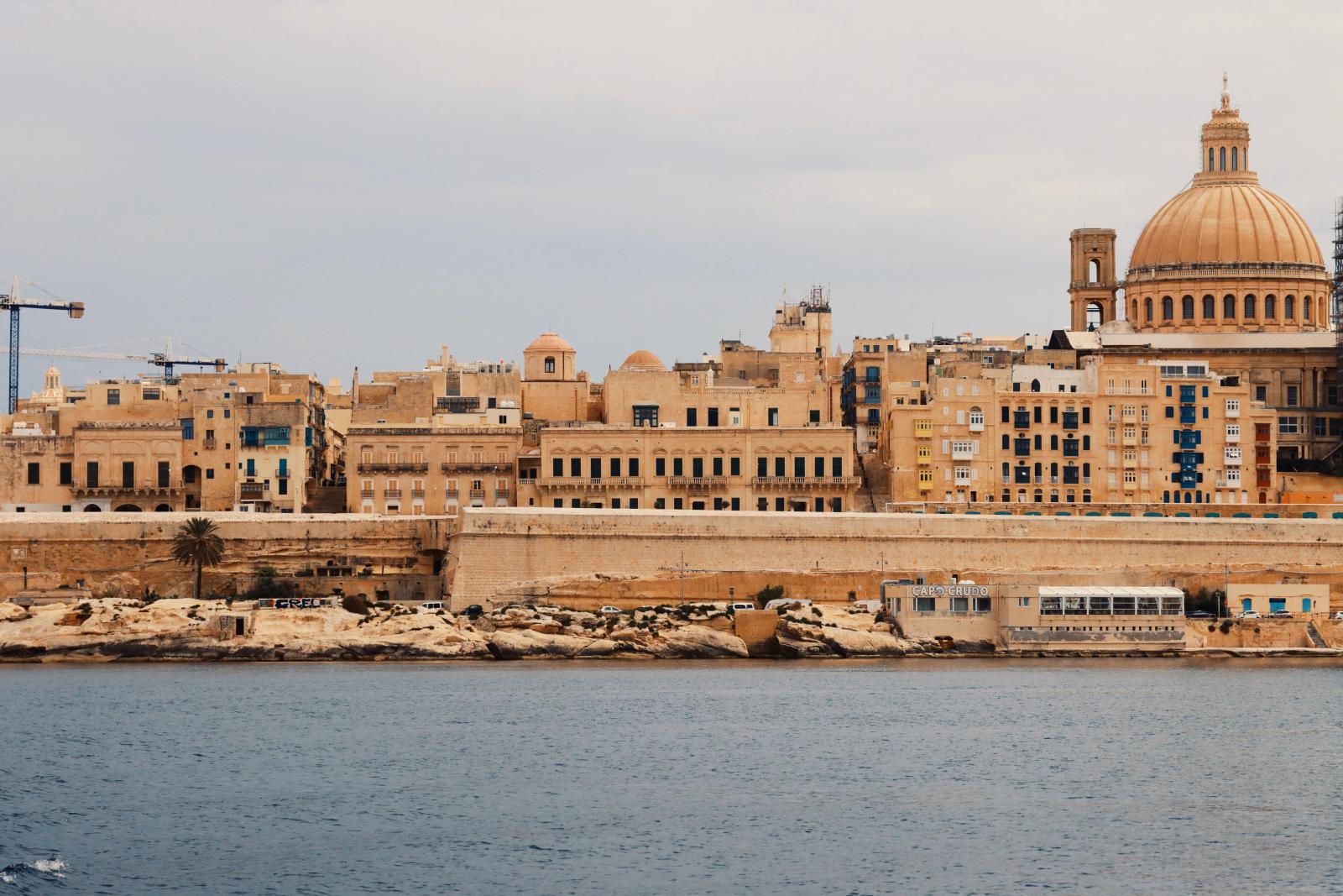 Entdecken Sie die historische Architektur von Valletta und den mediterranen Charme von einem ruhigen Blick auf die Waterfront.