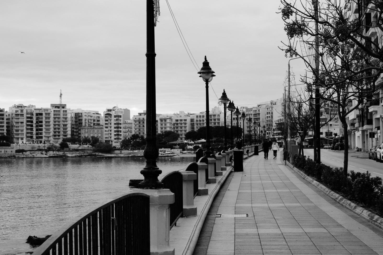 Promenade am Meer mit Cafés und Blick auf die maltesische Küste