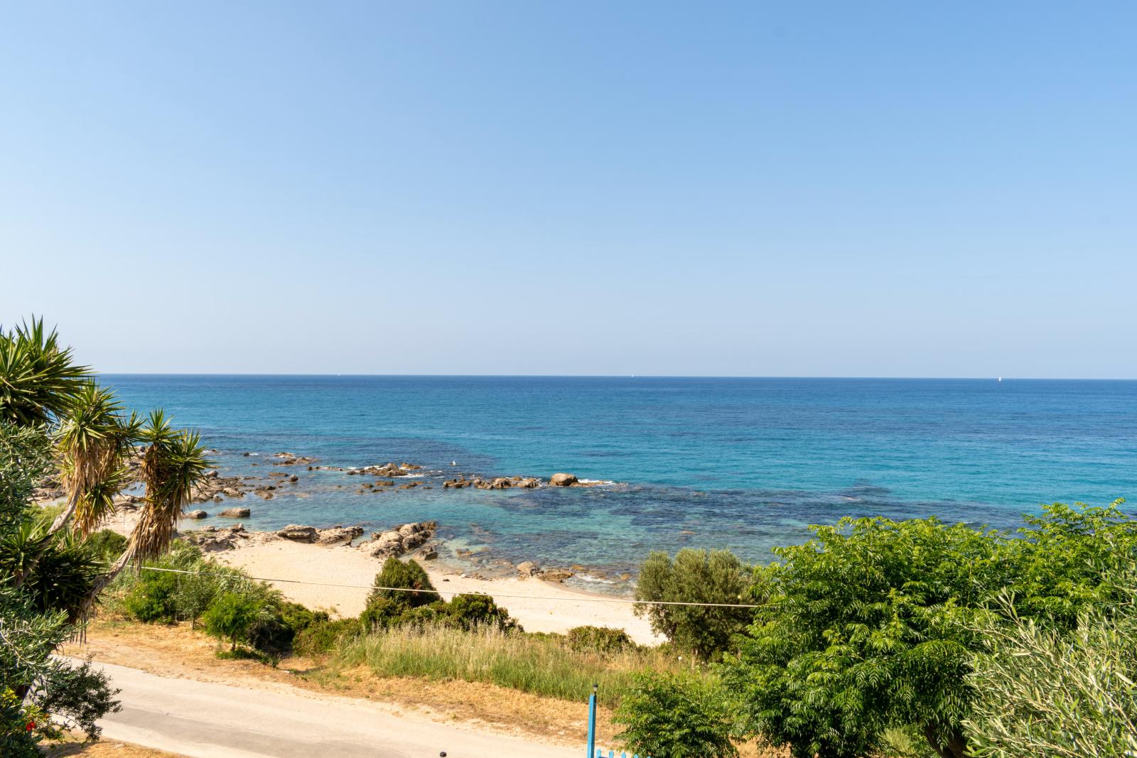 Sandstrand an der Mellieħa Bay mit flachem Wasser und mediterraner Küste