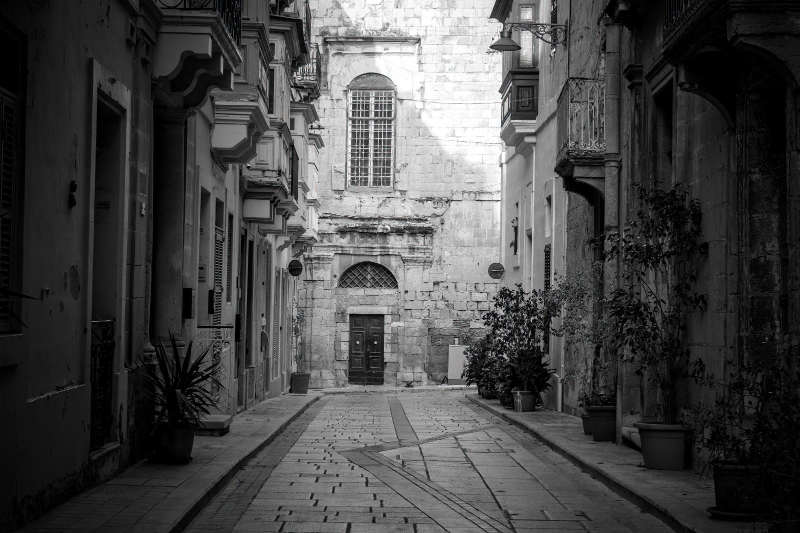 Historische Altstadt von Mdina mit engen Gassen und hellem Naturstein