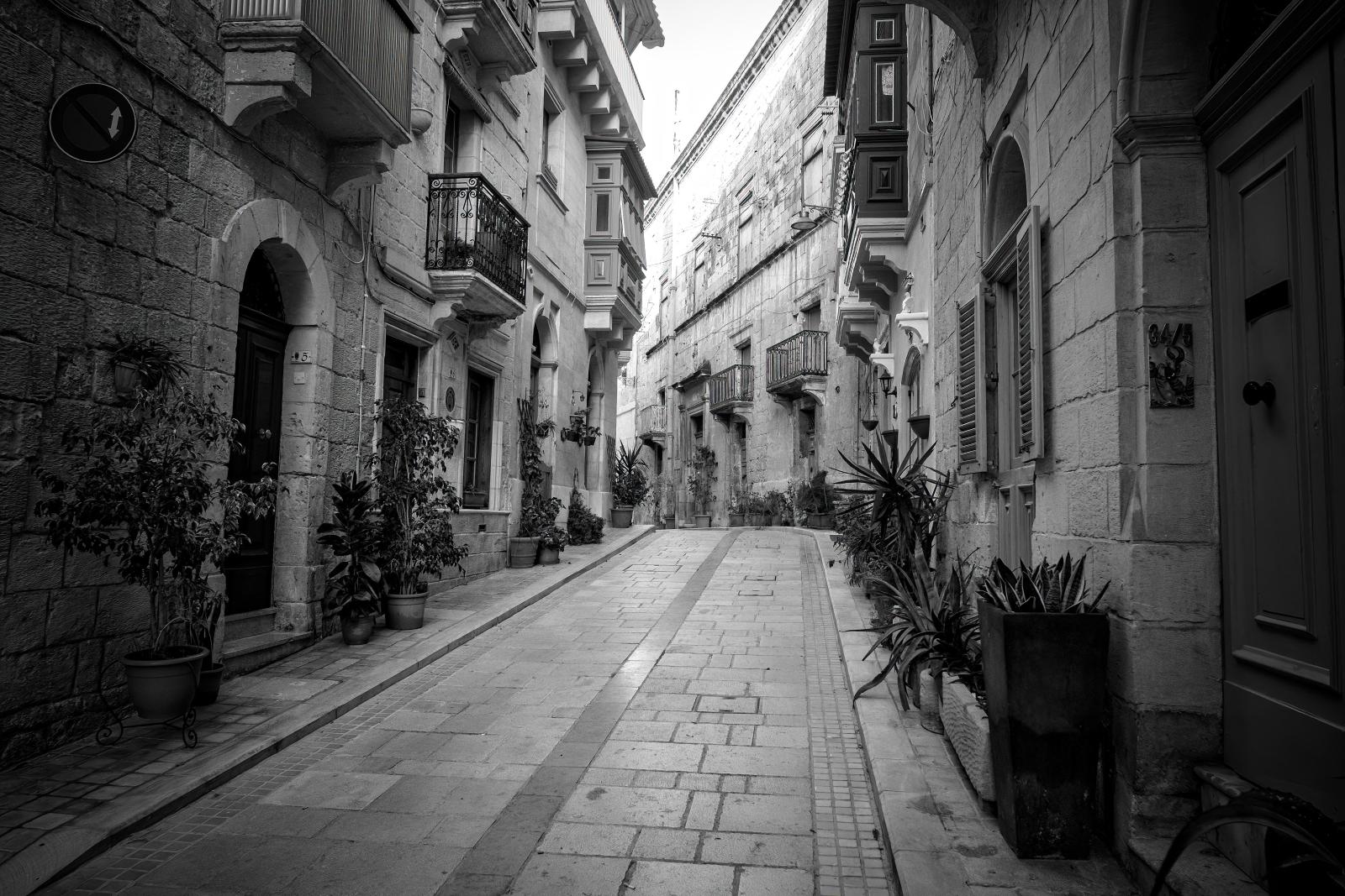 Enge Gasse in Mdina mit historischen Kalksteinfassaden