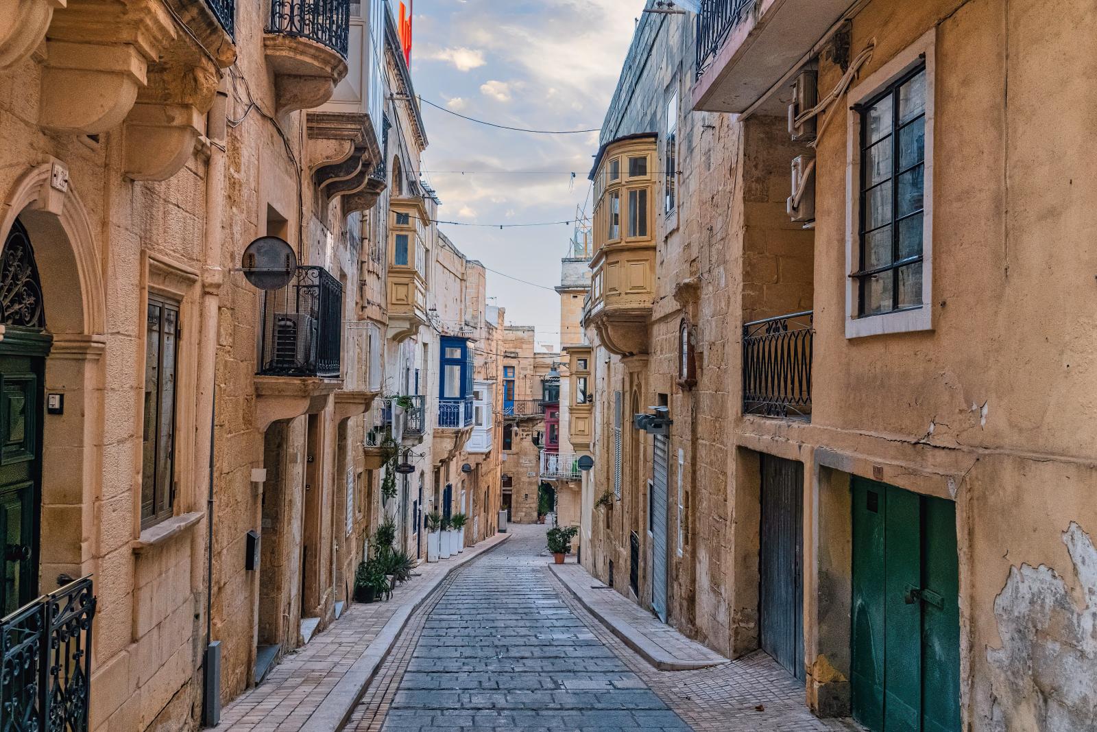 Historische Gasse in Mdina mit hellen Kalksteinfassaden und traditionellen Türen