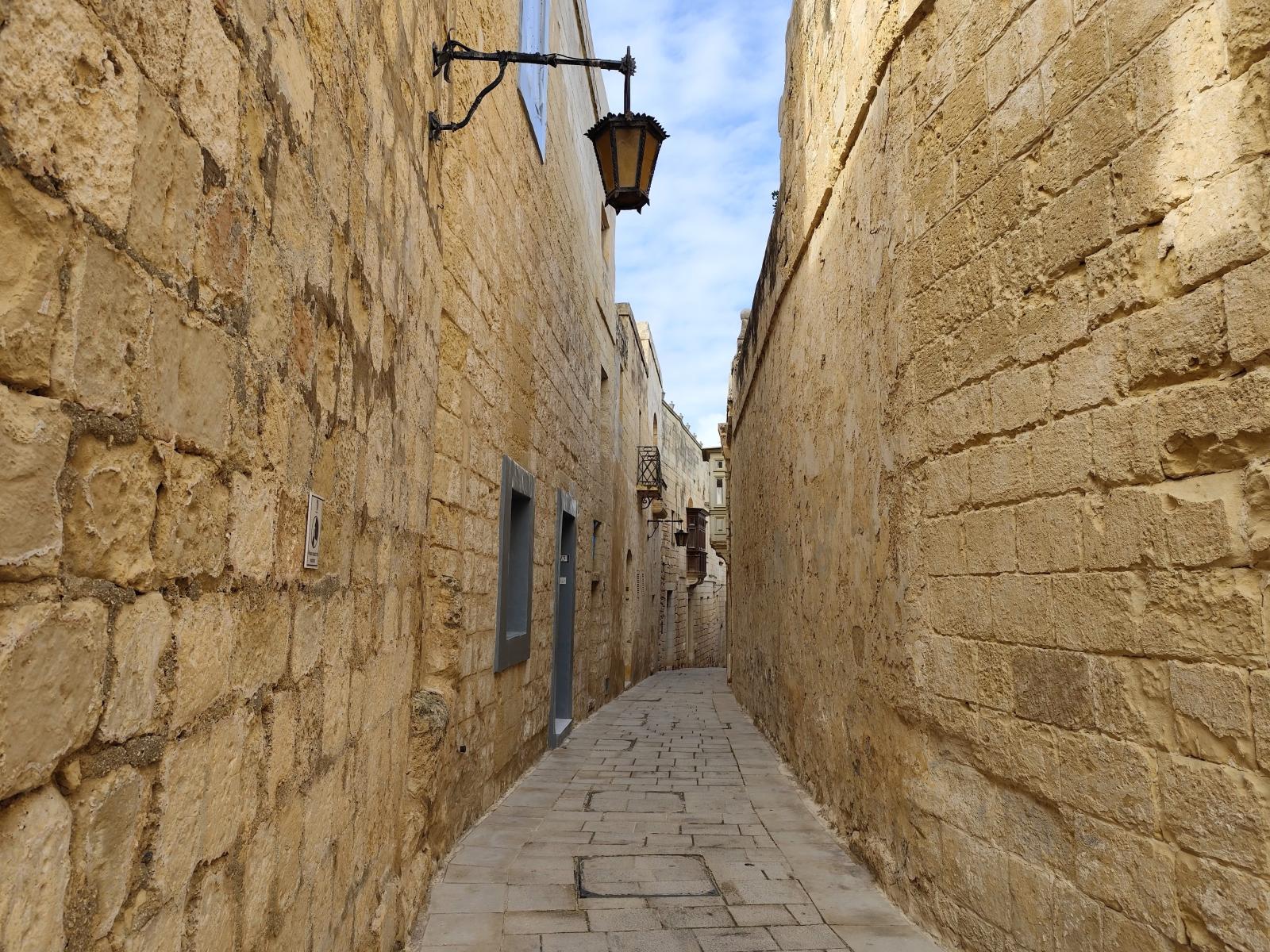 Historische Gasse in Mdina mit hellen Kalksteinfassaden]