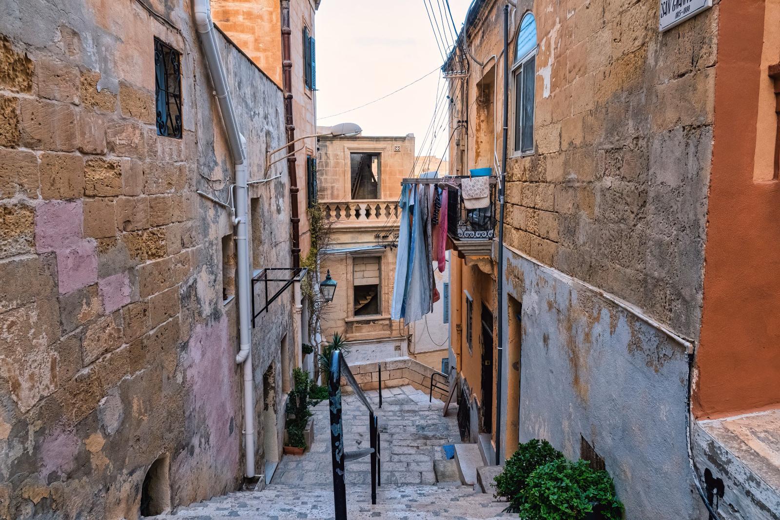 Historische Häuserfassaden und traditionelle Holzbalkone in Valletta