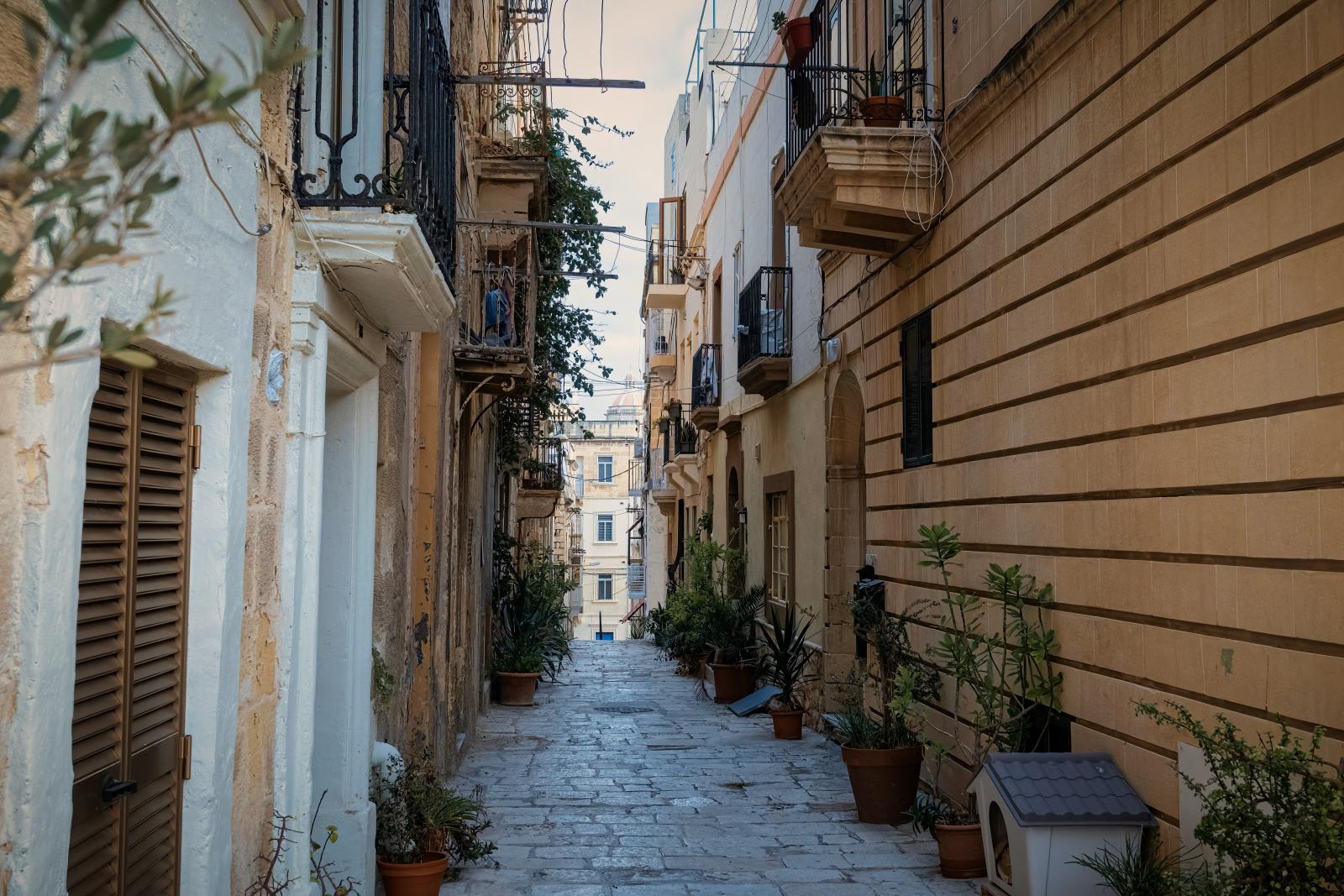 Schmale Gasse in Mdina mit historischen Kalksteinfassaden