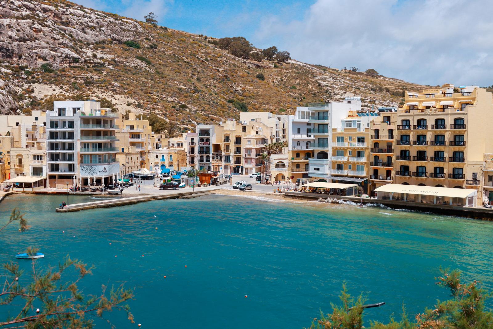 Kleiner Ort auf Gozo mit Natursteinhäusern und mediterraner Landschaft