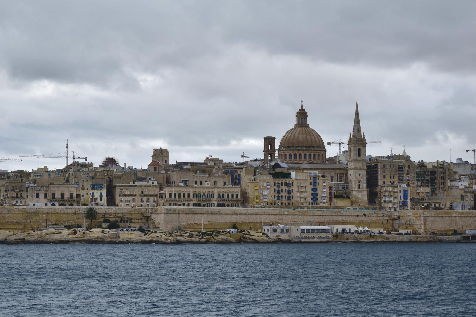Panorama von Valletta mit historischen Häusern und Blick auf den Grand Harbour