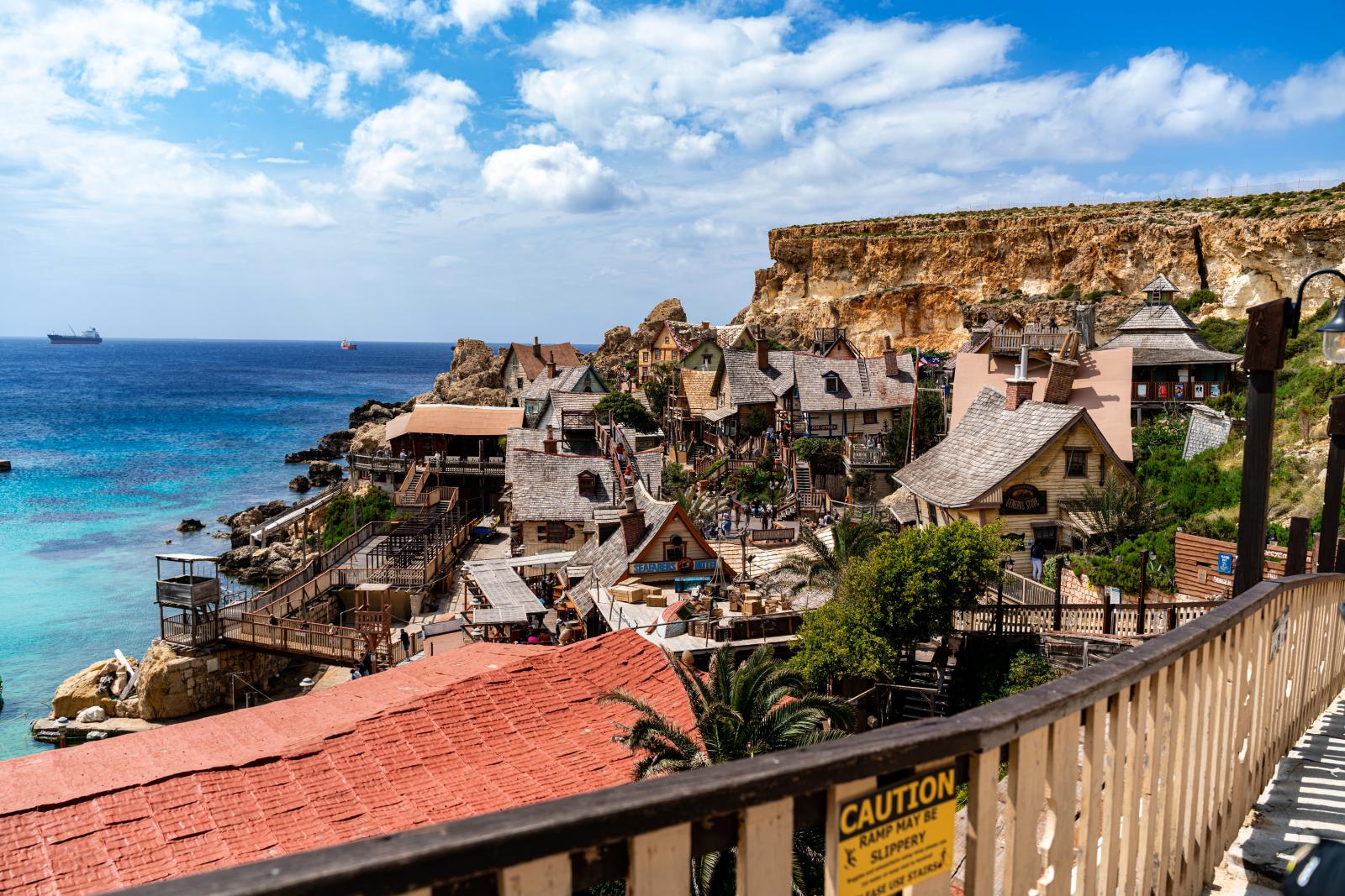 Erkunden Sie das charmante Küstendorf Popeye in Il-Mellieħa, Malta.