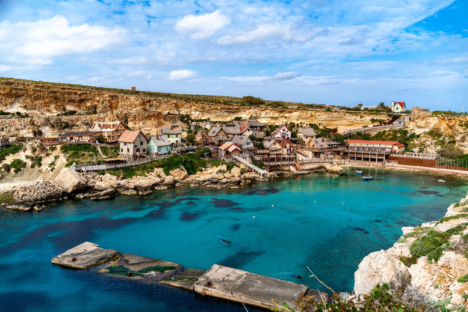 Malerischer Blick auf Popeye Village mit azurblauem Wasser und Küstenklippen auf Malta. Perfektes Reiseziel.