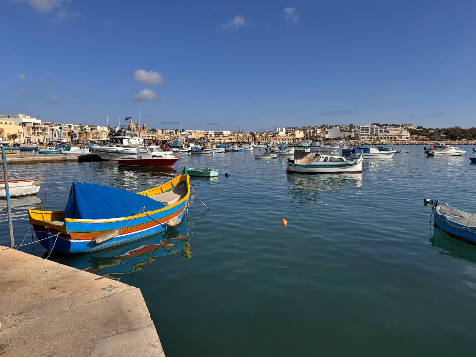 Bunte Luzzu-Fischerboote im Hafen von Marsaxlokk