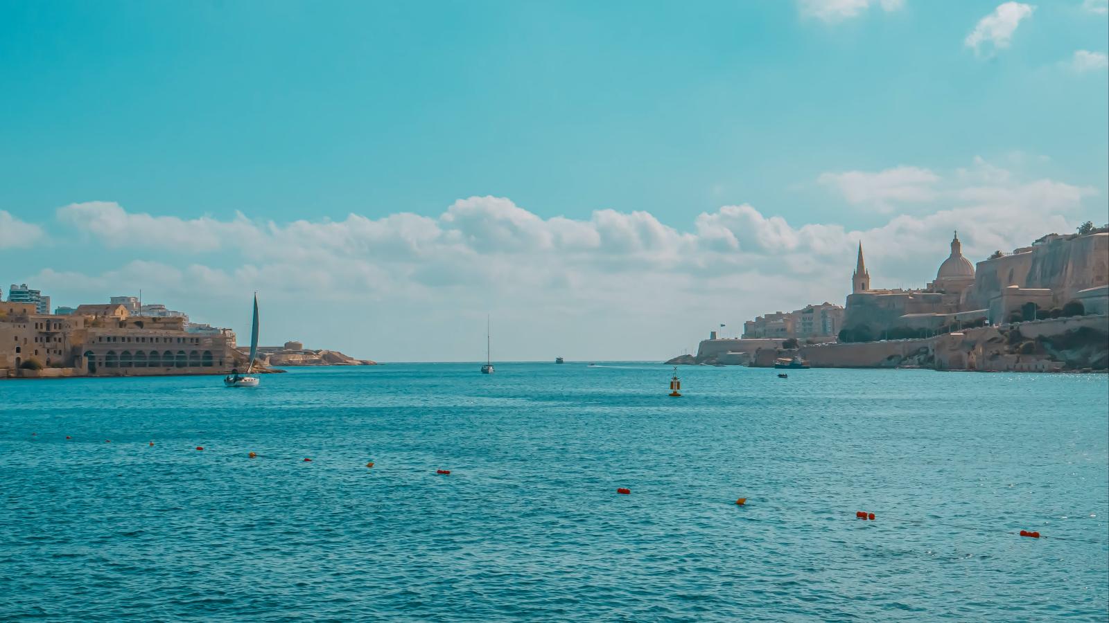 Mediterrane Küstenlandschaft Maltas bei warmem Abendlicht