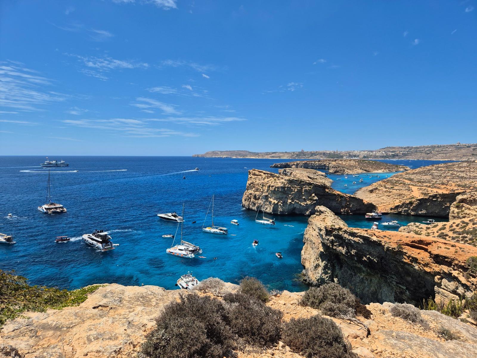 Luftaufnahme der Blue Lagoon mit türkisblauem Wasser und heller Felsküste