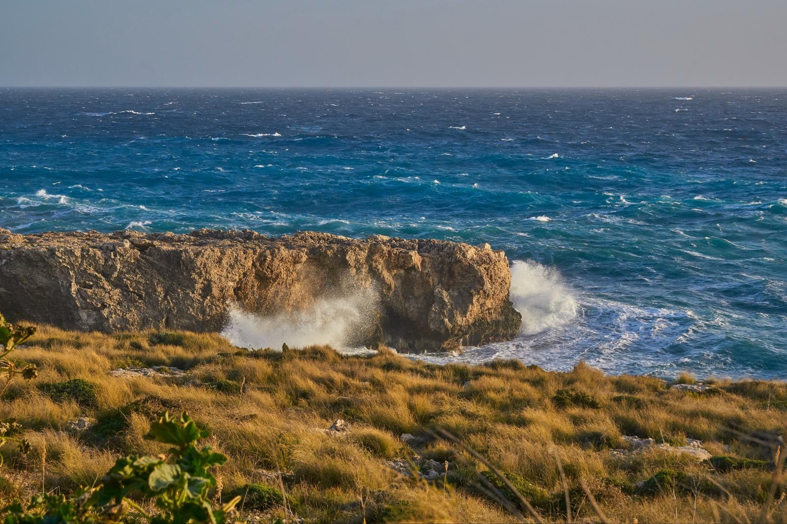 Küstenwanderweg auf Gozo mit Felsen, Mittelmeer und weitem Horizont]