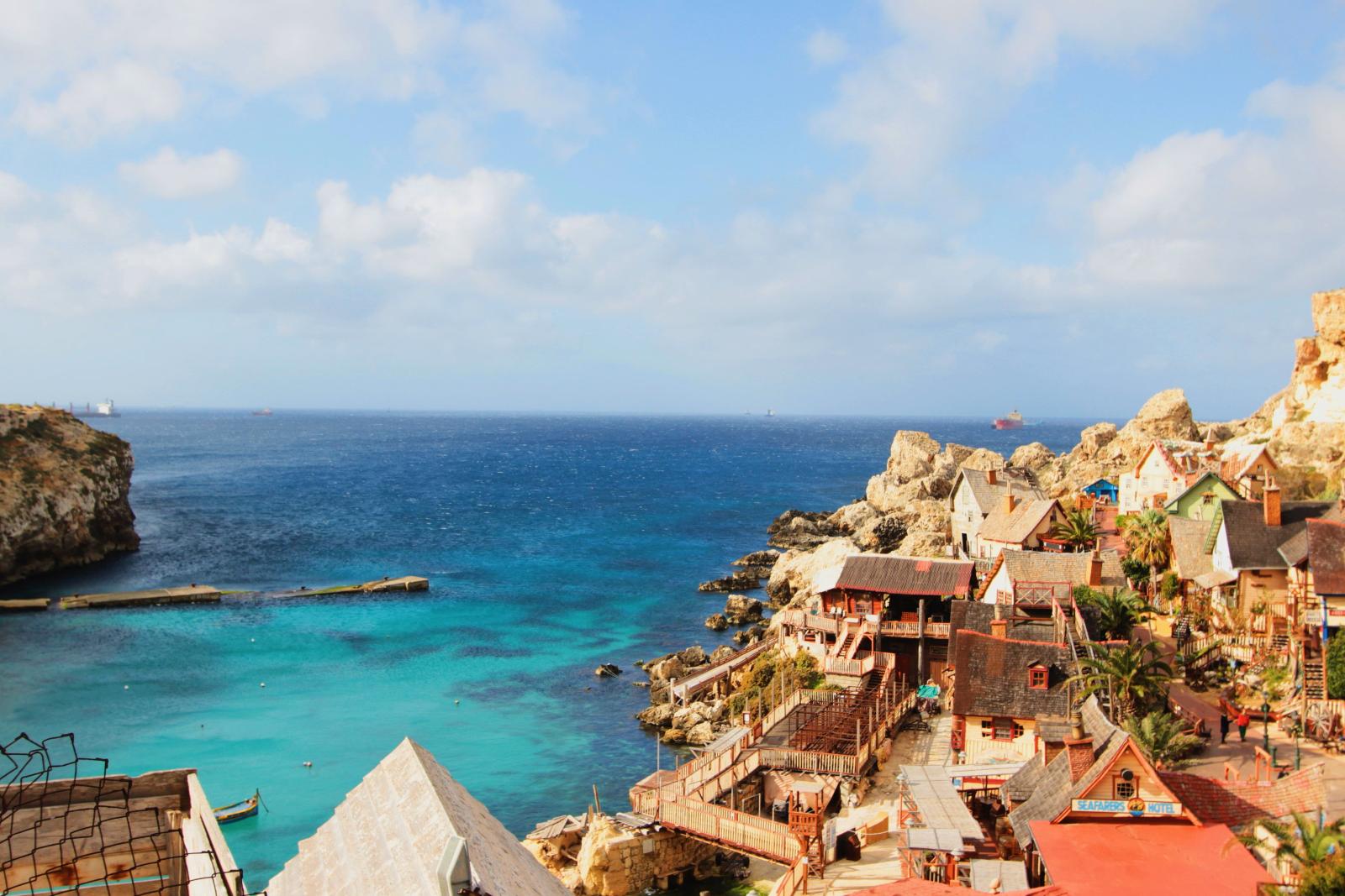 Gesamtansicht von Popeye Village mit bunten Holzhäusern an der Anchor Bay