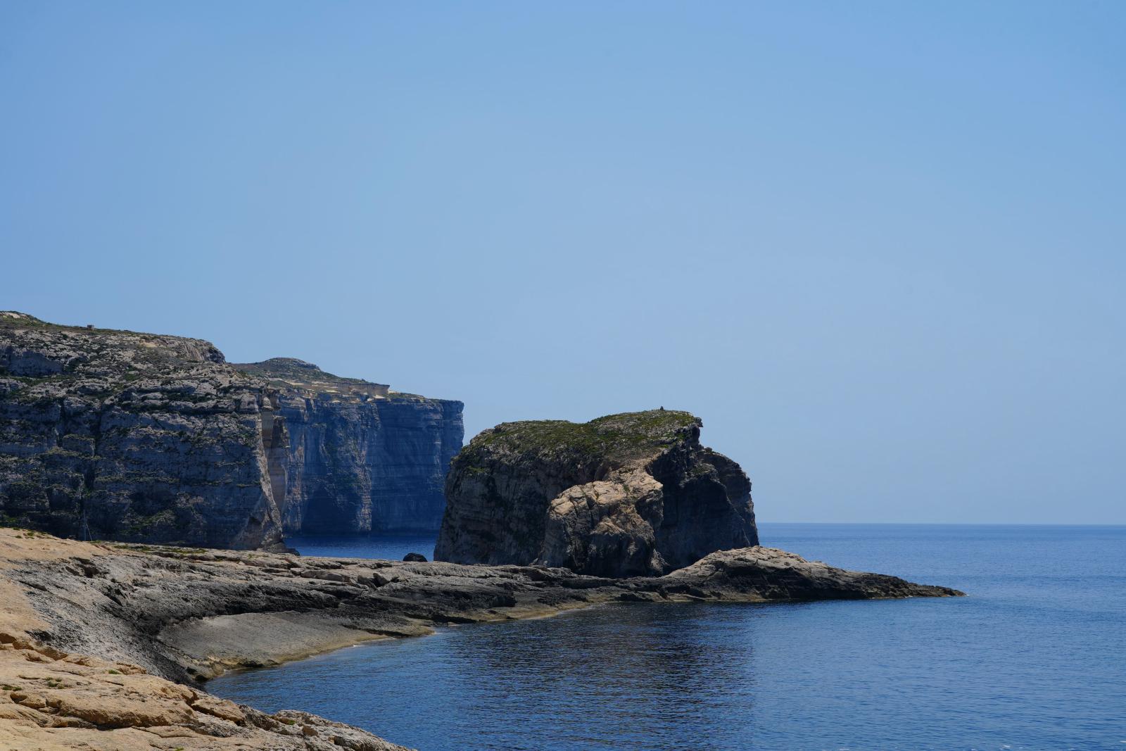  Die Felsküste von Dwejra mit Kalksteinformationen und blauem Meer