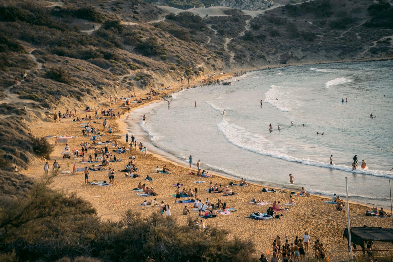Sandstrand auf Malta mit hellem Sand und türkisblauem Wasser