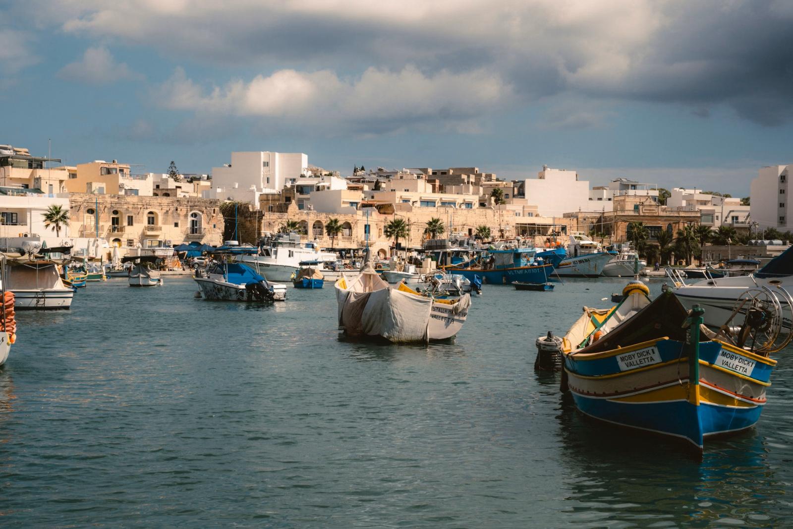 küstenort auf malta mit kleinen booten, häusern und meerblick
