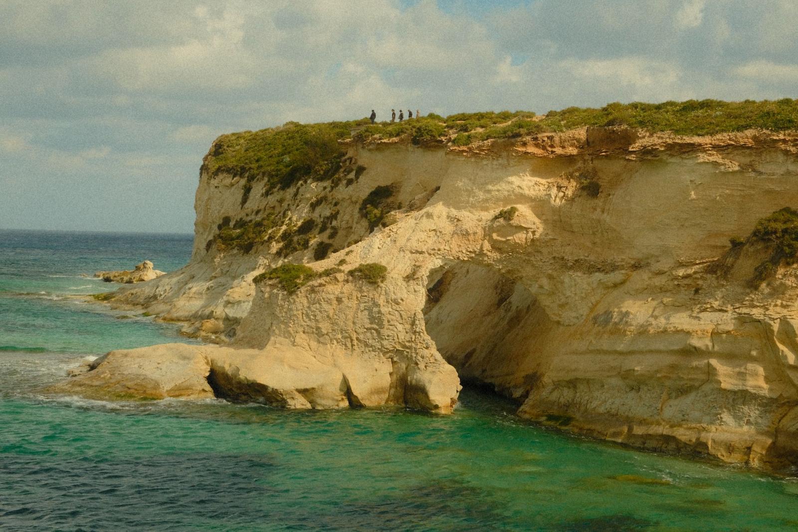 Panorama der maltesischen Küste mit türkisblauem Meer und Felsen