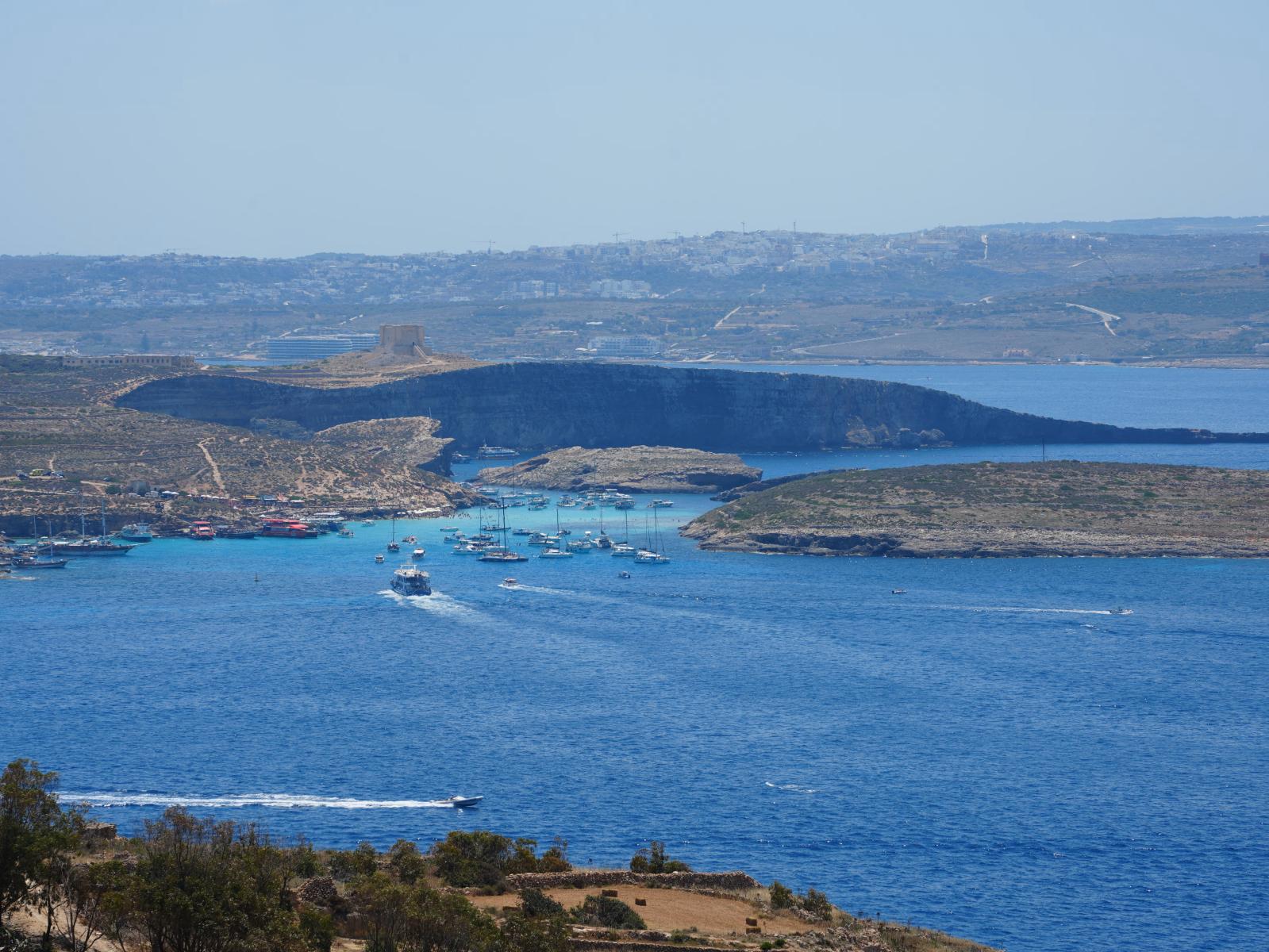 Blaue Lagune auf Comino mit türkisblauem Wasser und hellen Felsformationen