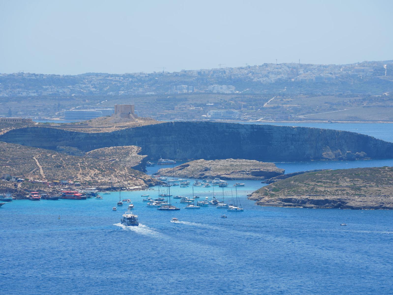 Türkisblaues Wasser der Blauen Lagune bei Comino mit felsigem Meeresgrund