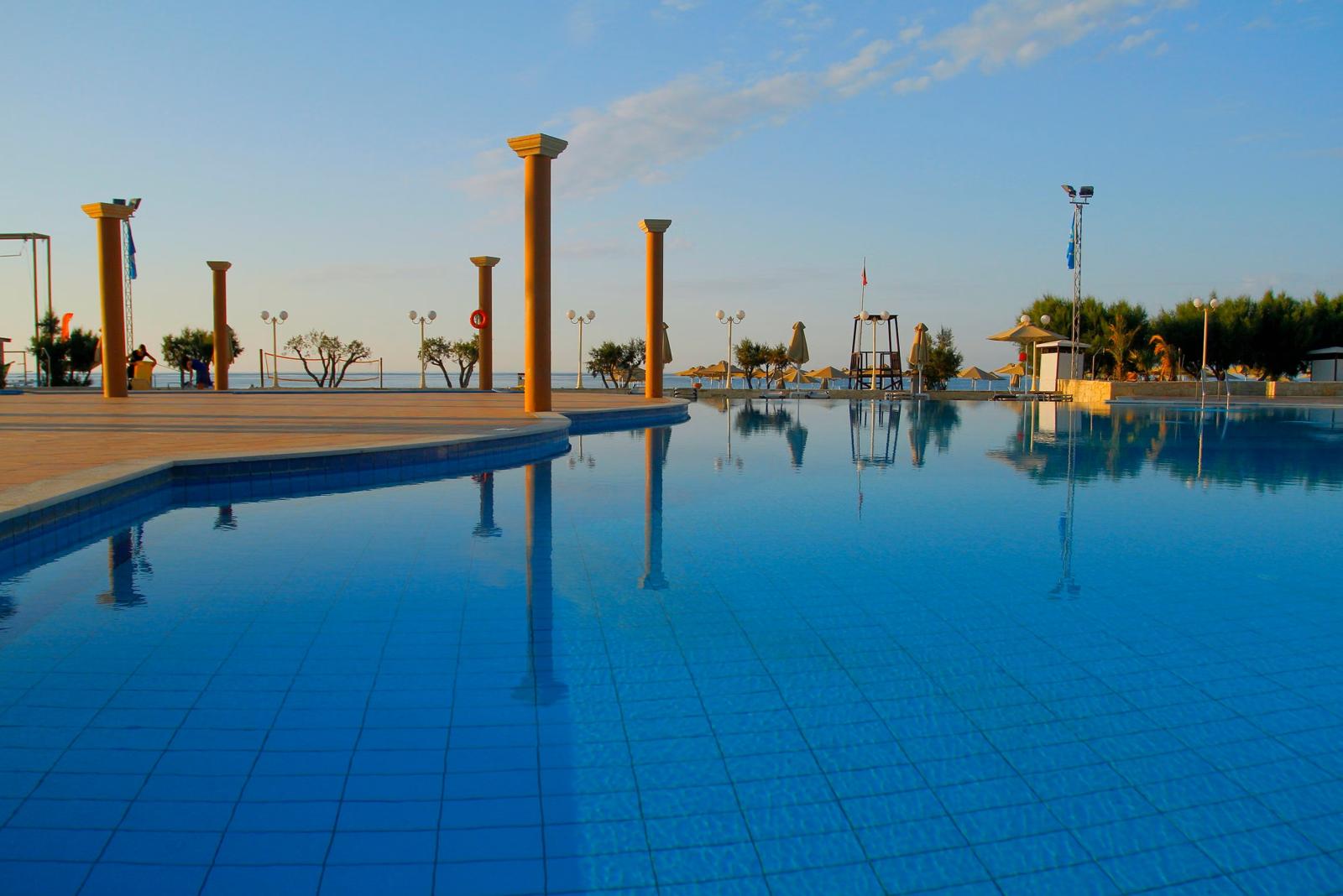 Mediterranes Hotel mit Pool und Blick auf das Meer bei Malta