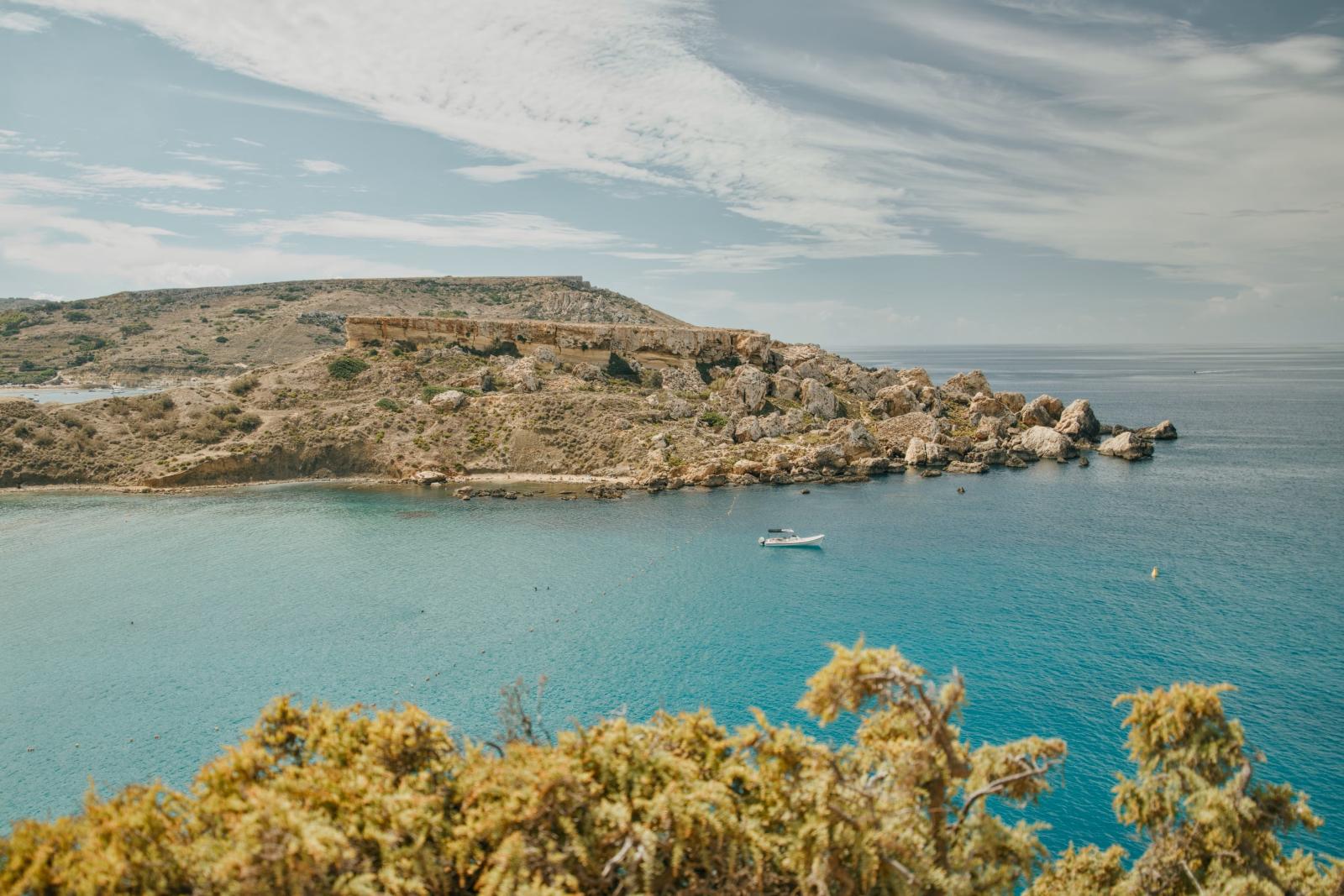 Panoramablick auf Maltas Küste mit türkisblauem Wasser und hellen Kalksteinfelsen