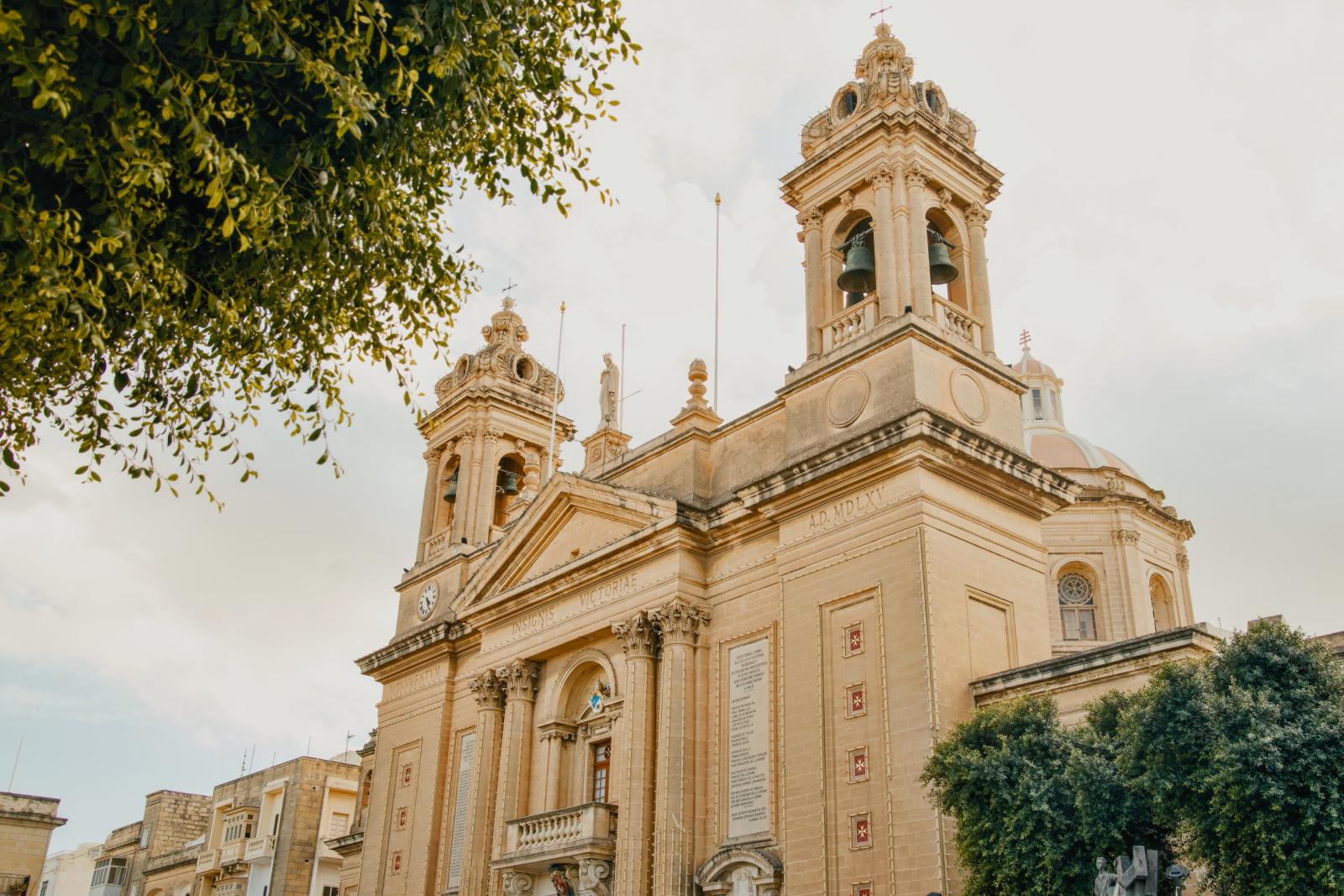 Pfarrkirche von Mellieħa und historische Häuser im Ortszentrum