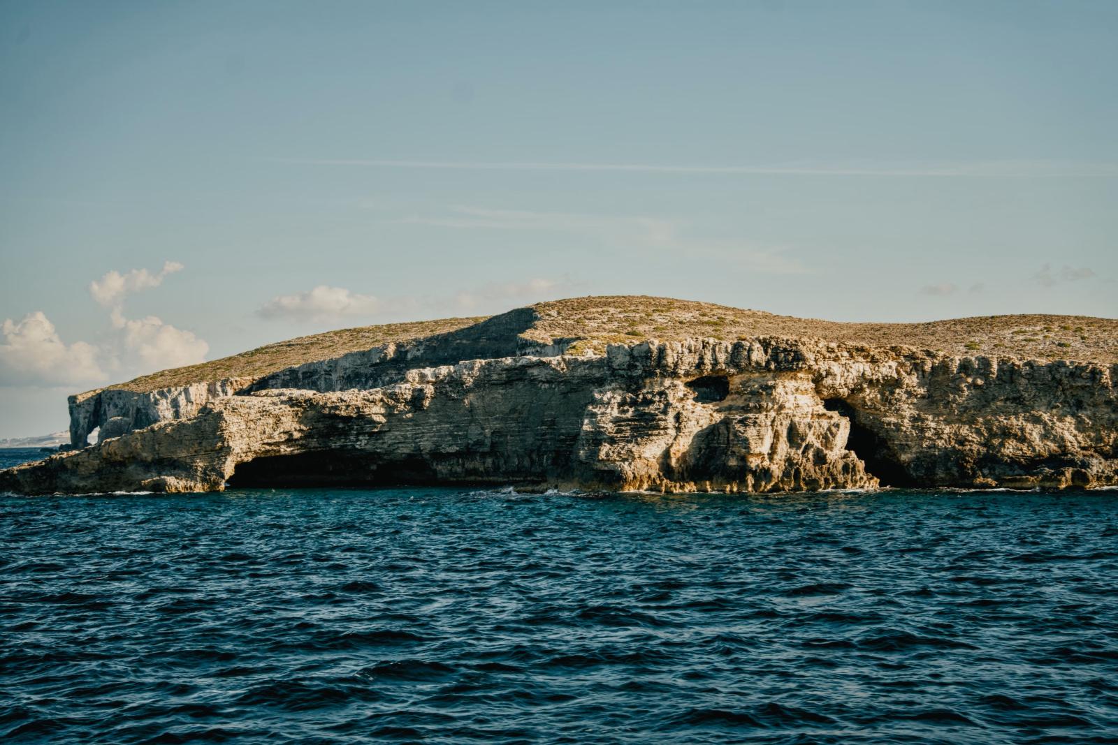 Erkunden Sie die atemberaubenden Kalksteinklippen und das klare Wasser von Comino, Malta, einem perfekten Reiseziel.