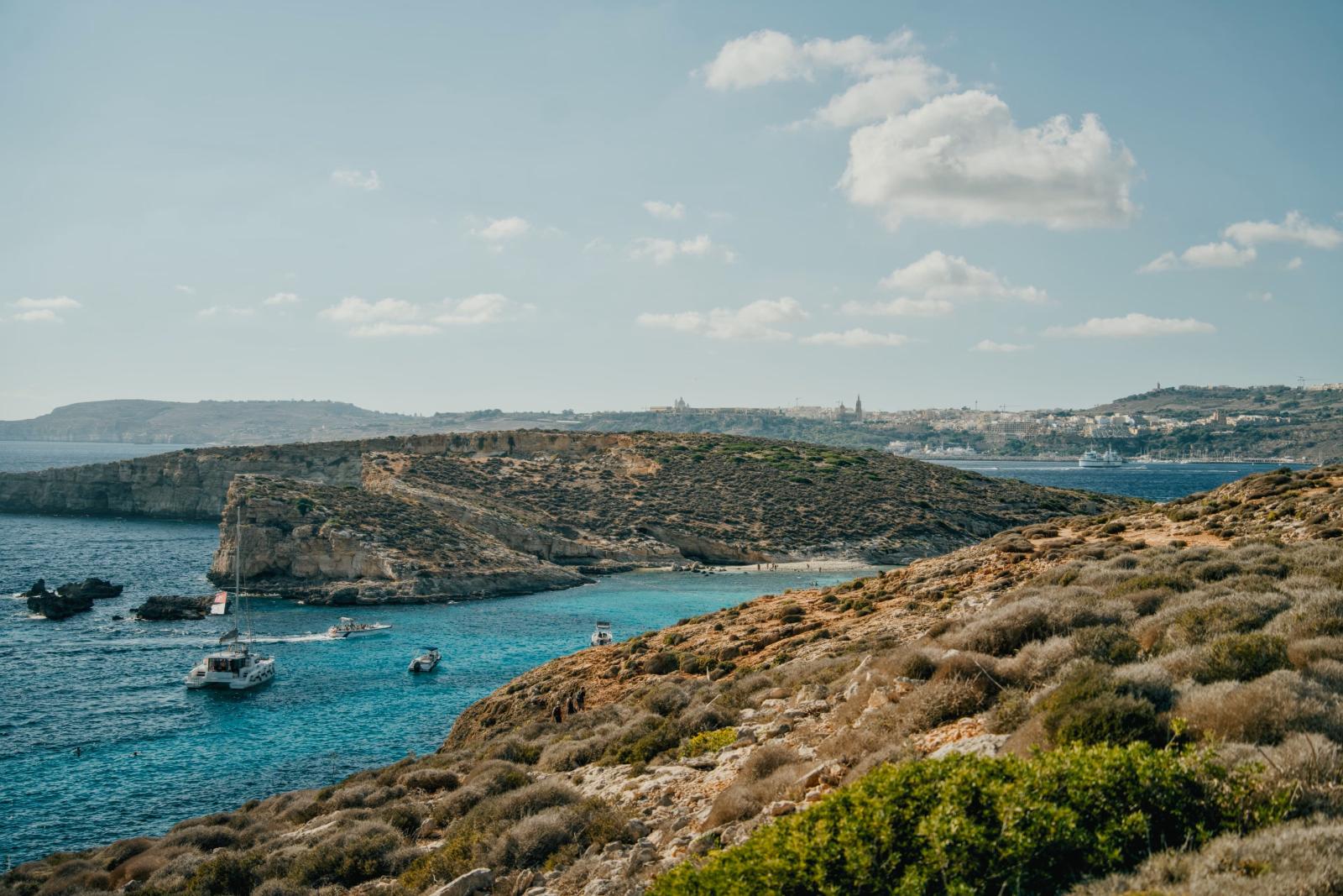 Blaue Lagune auf Comino mit türkisfarbenem Wasser und felsigen Ufern