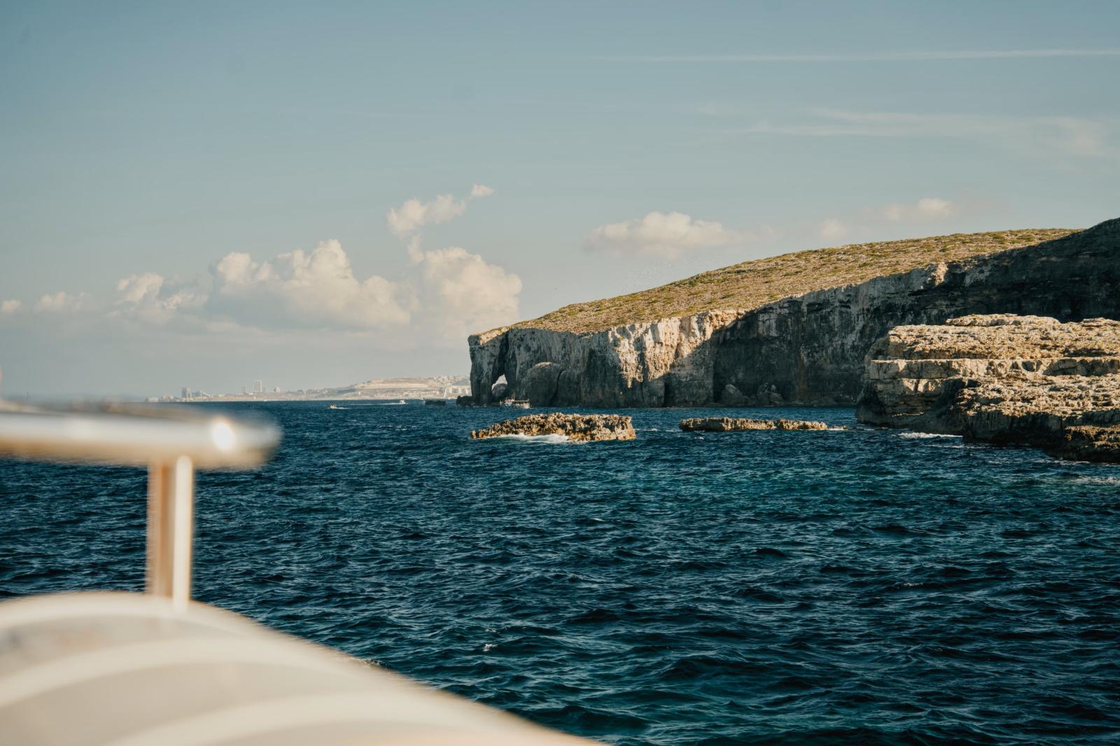 Türkisfarbenes Wasser der Blauen Lagune auf Comino mit felsigem Ufer