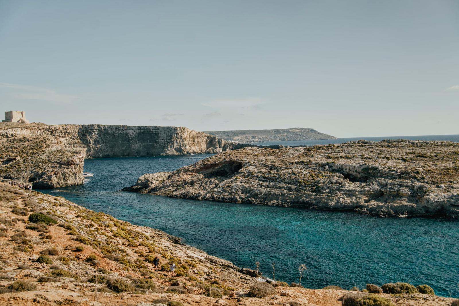 Erkunden Sie die beeindruckenden Kalksteinklippen und das klare türkisfarbene Wasser von Comino, Malta.