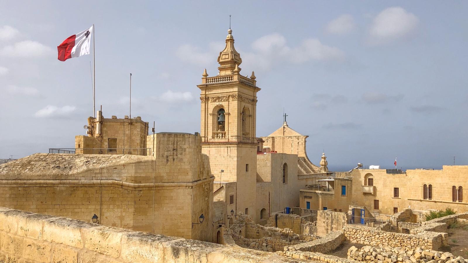 Panoramablick auf Mdina mit den historischen Stadtmauern und den hellen Dächern