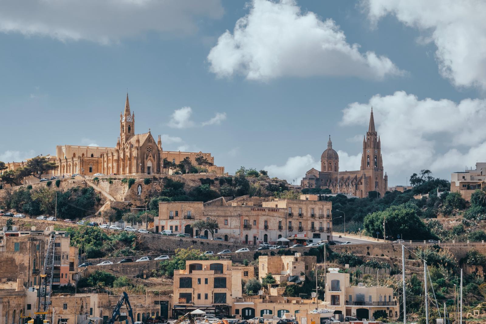Traditioneller Dorfplatz auf Gozo mit Natursteinhäusern und Kirche