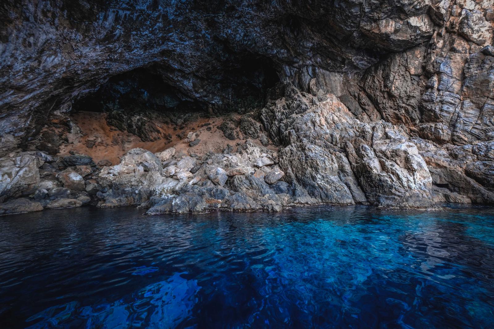 Nahaufnahme des türkisblauen Wassers zwischen hellen Felswänden