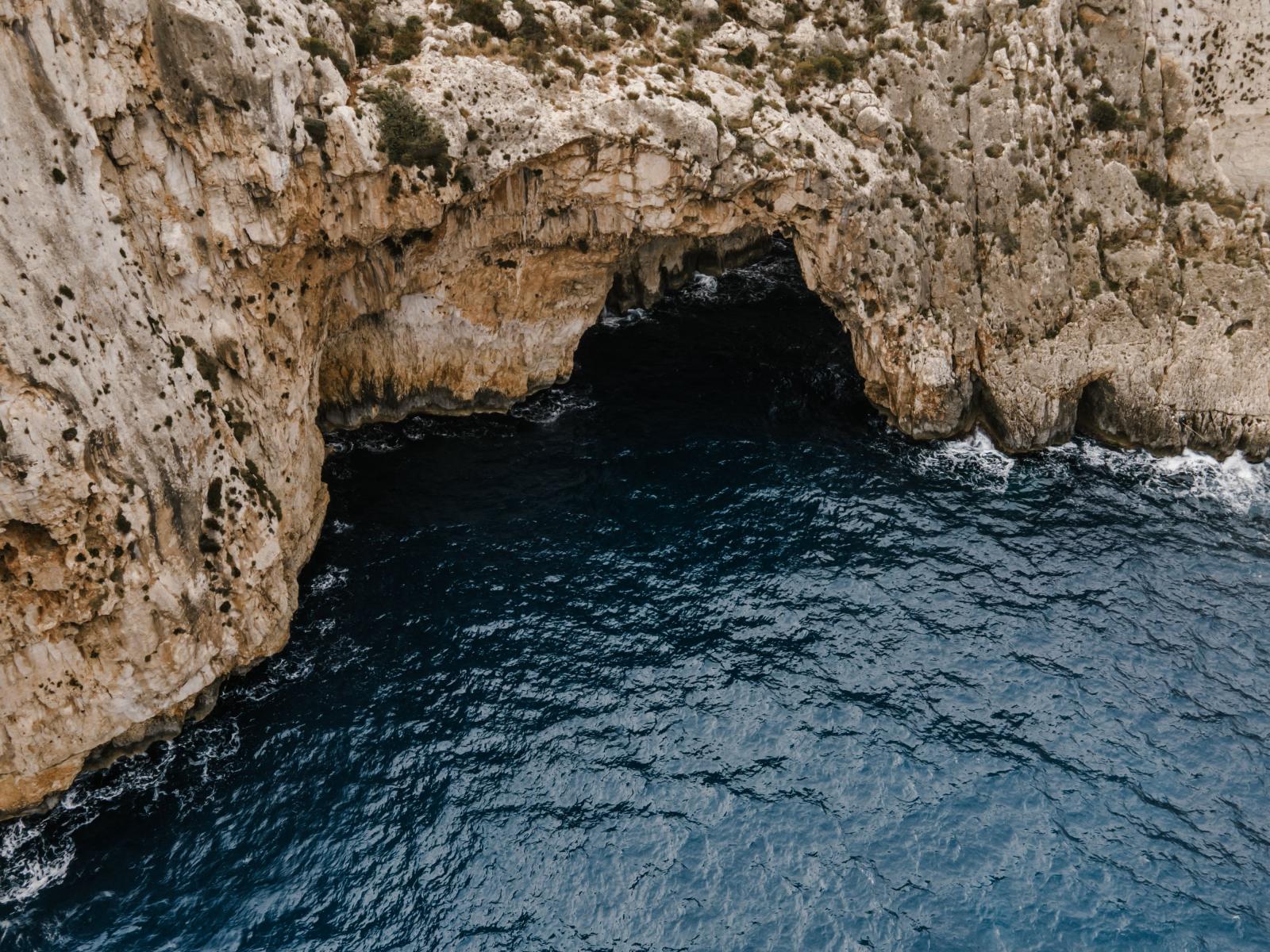 Blaue Grotte mit Felsenküste und leuchtend blauem Meer